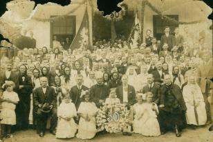 Cinquentenário da imigração polonesa no Brasil: no centro, sentados, o padre B. Bayer e o cônsul R. Misake, 1922, Tomás Coelho, Paraná.