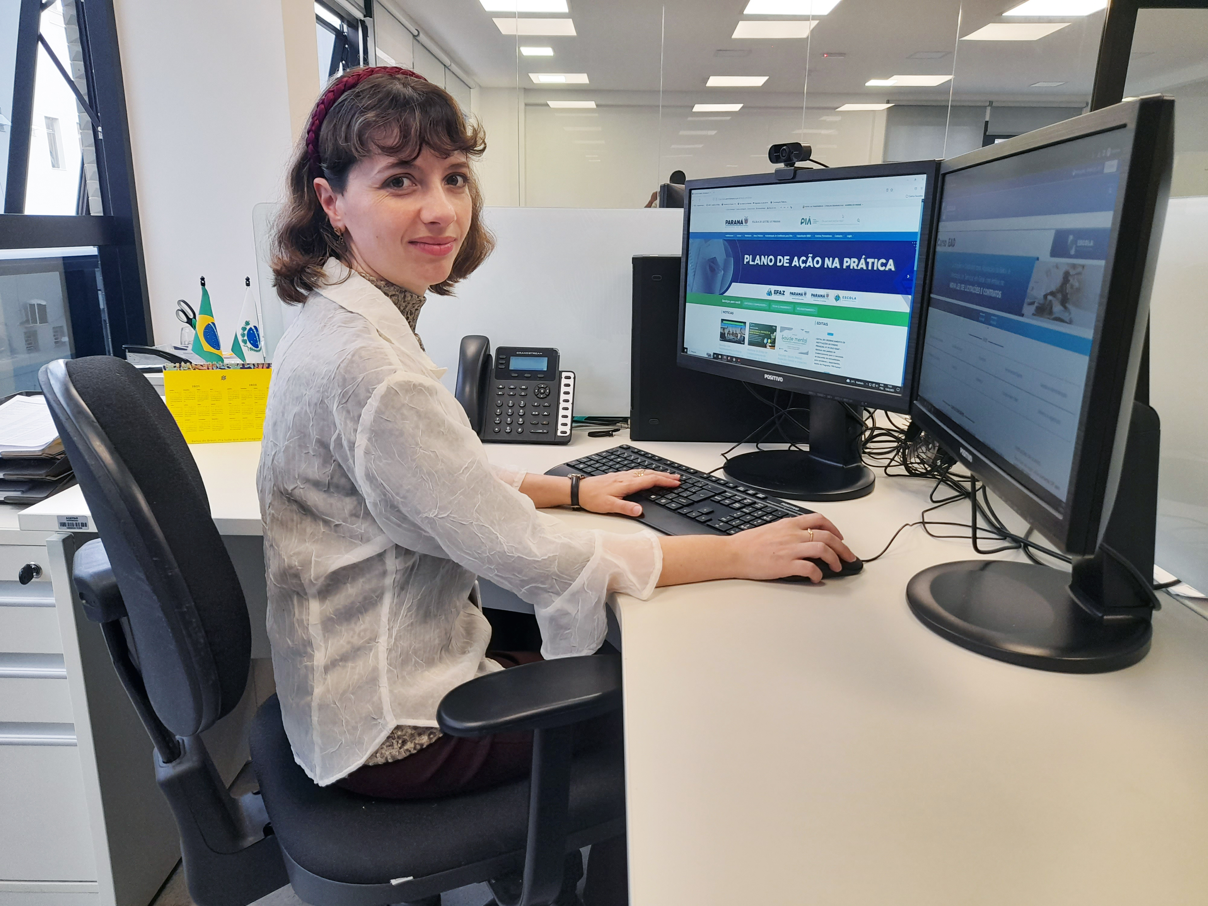 Mayara, auxiliar de regulação da Agepar teve 20 certificações em cursos da Escola de Gestão do Paraná. Foto: Ana Carolina Bendlin/Agepar