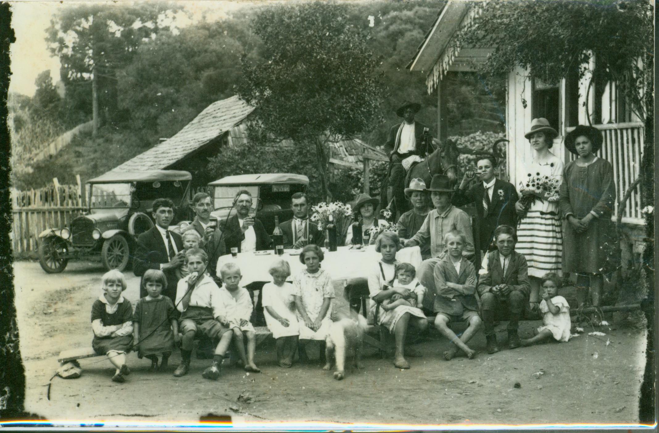 Os primeiros registros fotográficos da Imigração italiana na região de Colombo foram realizados pelo fotógrafo Luigi Franceschi, que chegou em 1888 na residência chamada de Vila Colombo e viveu parte da sua vida no município. Luigi registrava a chegada de imigrantes e a rotina das famílias na região metropolitana do Paraná.