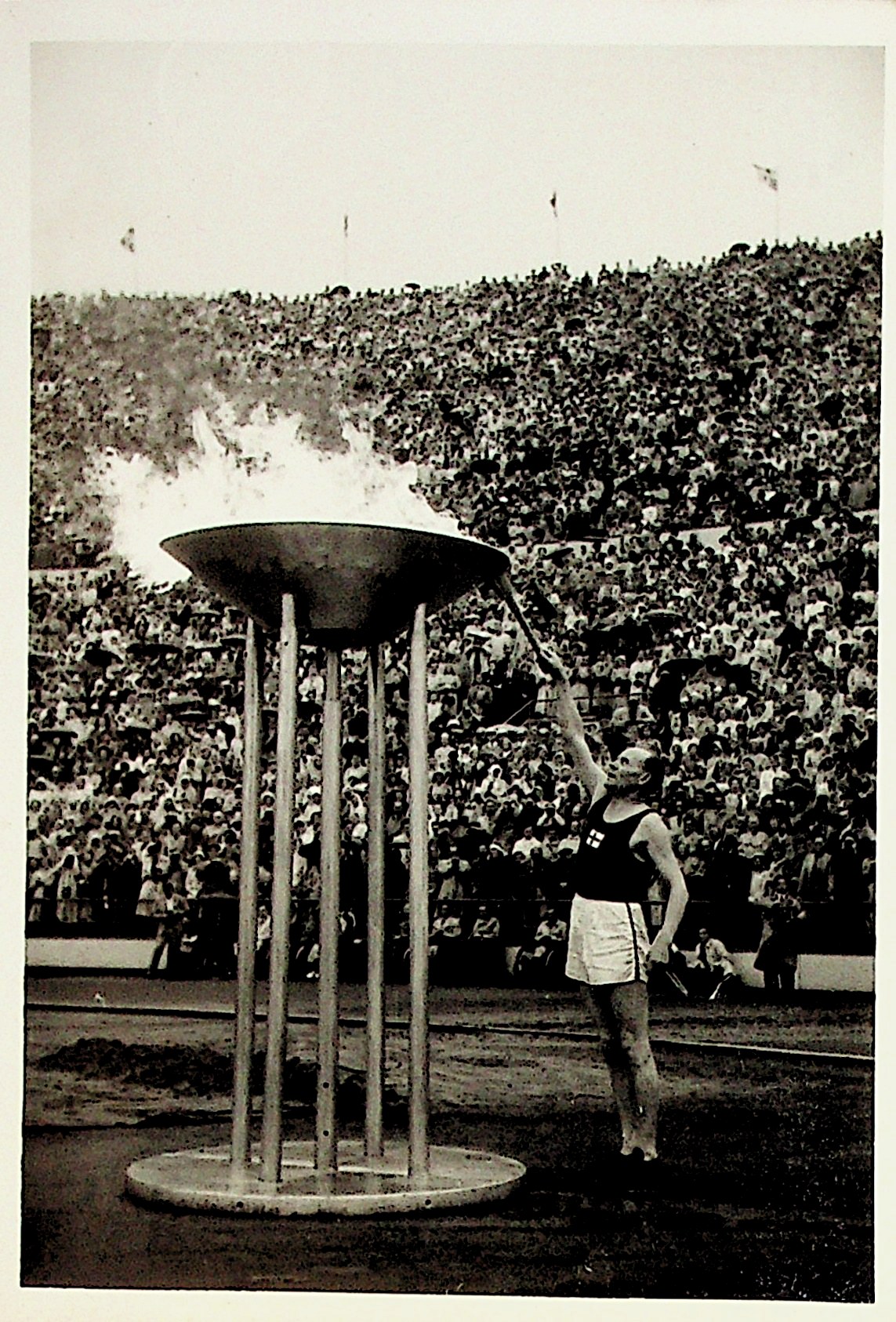 Pablo Nurmi Campeão Olimpico acende a Pira Olímpica na cerimônia de abertura dos jogos em Helsinki 1952.