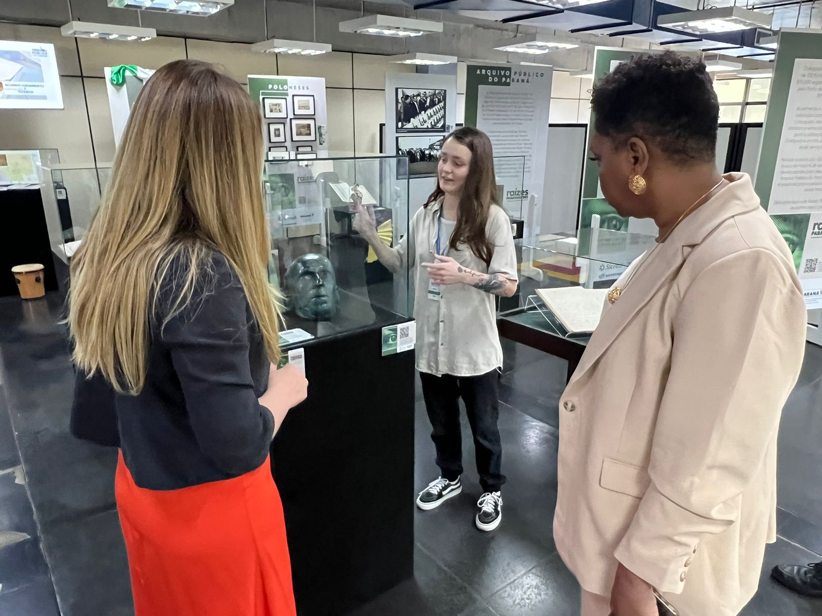 Arquivo Público do Paraná recebe diretora-geral do Arquivo Nacional