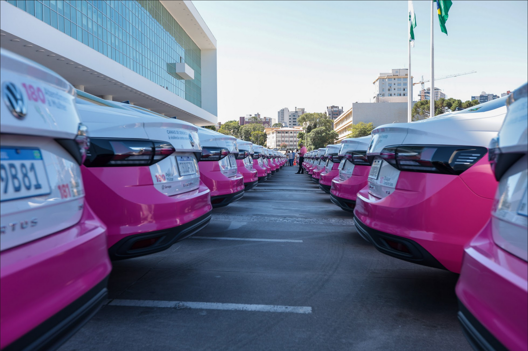 Frota de veículos oficiais em estacionamento.
