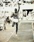campeão olímpico em salto em distancia, Ralph Boston U.S.A. Quebrando o recorde com um salto de 8 metros. (Helsinki 1952)