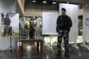 Sargento Lucas e o Cão Policial 'Buster' em exposição no Arquivo Público – Uma homenagem à parceria e ao serviço exemplar na segurança pública.