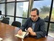 André Luiz Molina presenteia o Arquivo Público do Paraná com seu livro especialmente autografado.