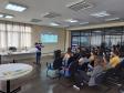 A colaboradora Ana Paula, da Seção de Preservação de Documentos (SPD), explica o processo detalhado de limpeza e higienização dos documentos, destacando as etapas e os cuidados necessários para preservar a integridade dos acervos históricos e administrativos.