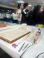 Durante a visita, os alunos e professores tiveram a oportunidade de conhecer as ferramentas e técnicas utilizadas no setor de Preservação de Documentos (SPD). A equipe do setor apresentou detalhadamente os equipamentos e materiais empregados na conservação e restauração de documentos
