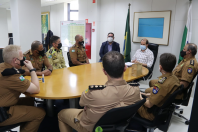 Durante a reunião foram tratados assuntos relacionados à locação de viaturas para o policiamento ostensivo, a terceirização de serviços administrativos e sobre o andamento do concurso público para a contratação de 2,4 mil novos soldados para a PM e para o Corpo de Bombeiros. 