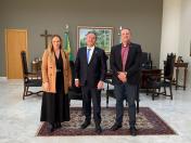 Na foto, da esquerda para a Na foto, da esquerda para a direita, estão a Diretora do Arquivo Público do Estado, Kassia Cavalari Basso, o Presidente do Tribunal de Justiça do Paraná, Juiz Des. Luiz Fernando Tomasi Keppen, e o Major Rodrigo Sasso., estão o Secretário de Estado da Administração e Previdência, Claudio Stabile, a Diretora do Arquivo Público do Estado, Kassia Cavalari Basso, e o Presidente do Tribunal de Justiça do Paraná, juiz Luiz Fernando Tomasi Keppen.