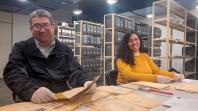 Itamar Vendramel, junto com sua colega de pesquisa, Ádila Fernandes, arquivista do Teatro Guaíra, está realizando o trabalho de organização dos documentos do Fundo Documental do Teatro no Arquivo Público.