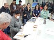 Colaboradora Sabrina Maria da Silva apresentando os trabalhos realizados no setor de Preservação de Documentos