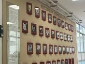 Parede com os retratos de todos os secretários de Saúde do Paraná.