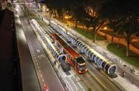 As estações-tubo são um dos símbolos mais reconhecidos do sistema de transporte público de Curitiba, concebidas durante a gestão de Jaime Lerner. essas estruturas modernas permitiram a criação do sistema de ônibus biarticulados, que garantem maior eficiência e rapidez no transporte coletivo. As estações-tubo funcionam como pontos de embarque e desembarque rápidos, com um design que facilita a acessibilidade e a integração com o restante da malha urbana.