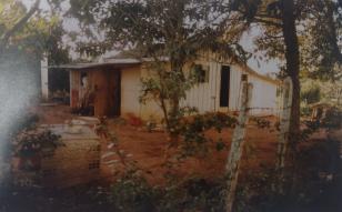 Foto com uma casa e um quintal em Sutil, Ponta Grossa