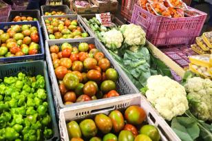 Verduras em cestas de feira