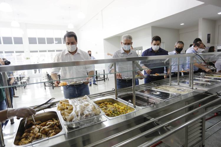 O espaço aberto com a presença do governador Carlos Massa Ratinho Junior terá capacidade para servir 400 refeições por dia, ao custo de R$ 3 cada. Unidade integra programa que prevê 20 restaurantes populares. Investimento total do Governo do Estado é R$ 14,7 milhões.