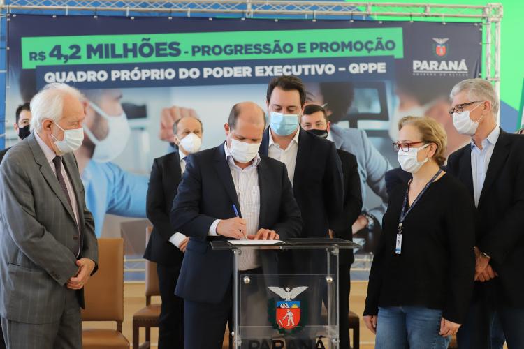 Benefícios autorizados nesta terça-feira (24) pelo governador Carlos Massa Ratinho Junior estavam pendentes dos exercícios de 2019 e 2020 e representarão, até o final de 2021, um custo de aproximadamente R$ 4,2 milhões.