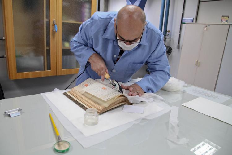 São usados materiais como papel japonês, feito de fibras de alta qualidade e de natureza quimicamente neutra, e colas com características de reversibilidade, além de instrumentos como espátula térmica e dobradeira de osso.