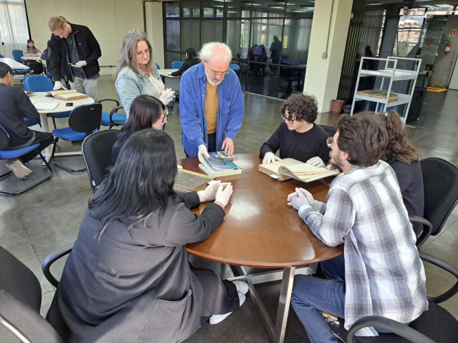ChatGPT Estudantes de História da UEPG visitam o Arquivo