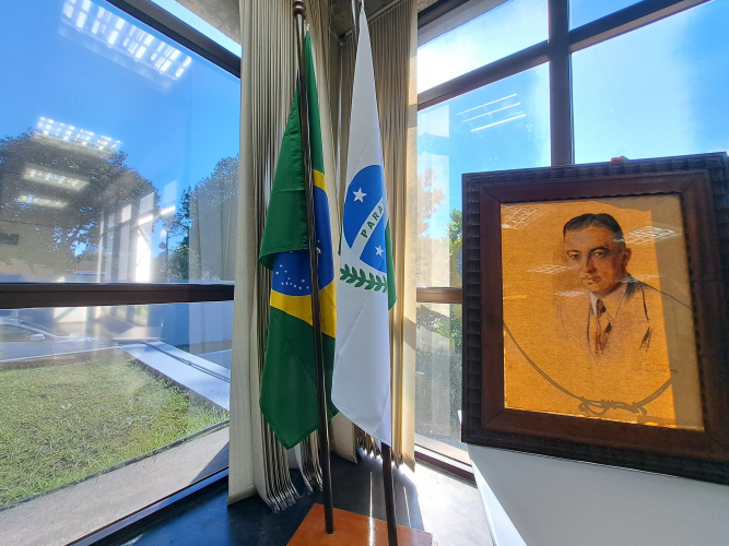 Arquivo Público do Paraná recebe doação de quadro de família de ex-diretor