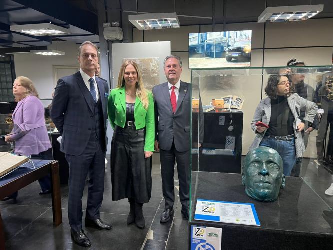 Na foto, da esquerda para a direita, estão o Secretário de Estado da Administração e Previdência, Claudio Stabile, a Diretora do Arquivo Público do Estado, Kassia Cavalari Basso, e o Presidente do Tribunal de Justiça do Paraná, juiz Des. Luiz Fernando Tomasi Keppen.