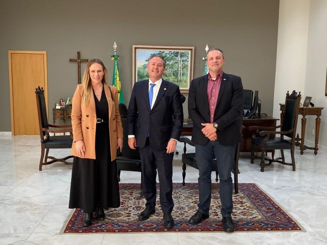 Na foto, da esquerda para a Na foto, da esquerda para a direita, estão a Diretora do Arquivo Público do Estado, Kassia Cavalari Basso, o Presidente do Tribunal de Justiça do Paraná, Juiz Des. Luiz Fernando Tomasi Keppen, e o Major Rodrigo Sasso., estão o Secretário de Estado da Administração e Previdência, Claudio Stabile, a Diretora do Arquivo Público do Estado, Kassia Cavalari Basso, e o Presidente do Tribunal de Justiça do Paraná, juiz Luiz Fernando Tomasi Keppen.