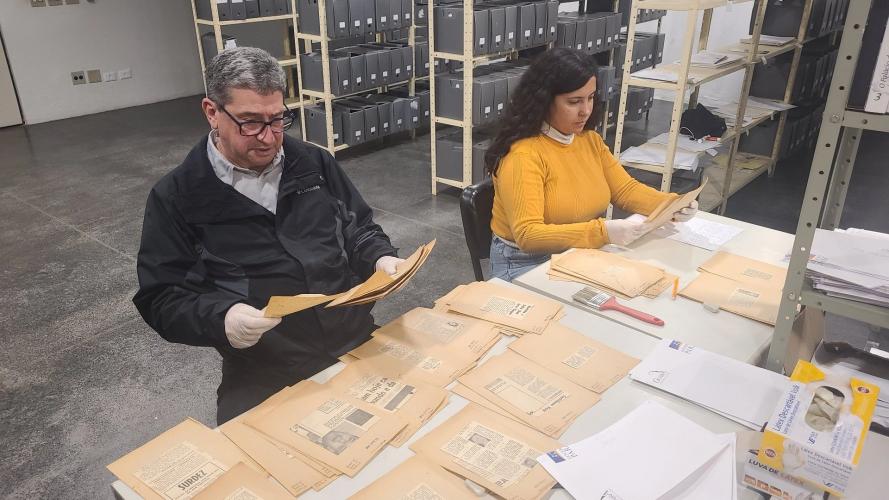 Itamar Vendramel, junto com sua colega de pesquisa, Ádila Fernandes, arquivista do Teatro Guaíra, está realizando o trabalho de organização dos documentos do Fundo Documental do Teatro no Arquivo Público.