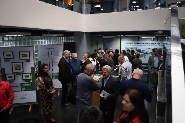 uma salva de palmas em reconhecimento ao papel dos servidores no desenvolvimento do estado.