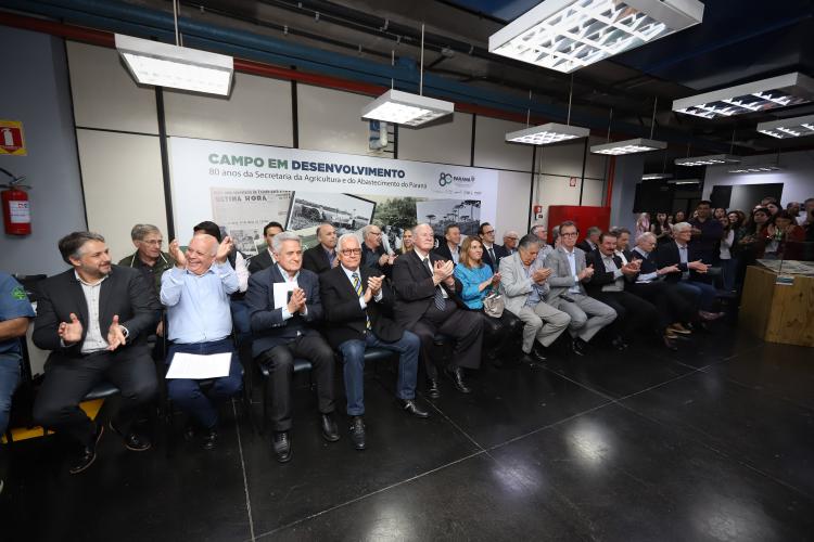 uma salva de palmas em reconhecimento ao papel dos servidores no desenvolvimento do estado.