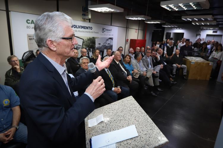 O Secretário da Fazenda, Roberto Ortigara, valorizou a trajetória da SEAB em seu discurso, destacando seu papel na transformação do Paraná em um polo agropecuário.