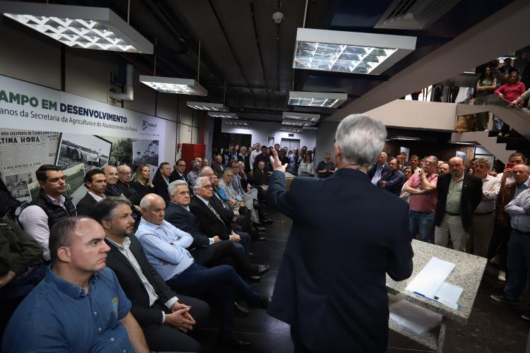 O Secretário da Fazenda, Roberto Ortigara, elogiou as autoridades presentes que contribuíram para construir e fortalecer a SEAB ao longo dos anos.