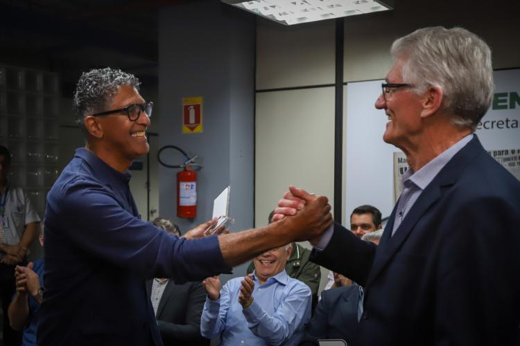 Entrega do premio gratidão ao servidor mais antigo em exercício na SEAB, (50 anos) entregue pelo Secretario da fazenda Roberto Ortigara.