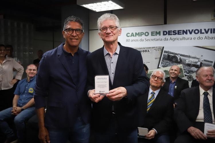 entrega do premio gratidao ao servidao mais anigo em exercico na SEAB, (50 anos) entregue pelo Secretario da fazenda Roberto Ortigara.