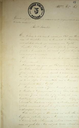 Documento trata de uma correspondência oficial endereçada ao Exmo. Sr. Presidente da Província do Paraná, abordando os desafios e iniciativas para a administração hospitalar da Santa Casa de Misericórdia de Curitiba. O texto menciona a importância do apoio governamental e público para garantir a continuidade dos serviços de assistência médica na capital Paranaense.
