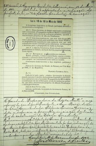 Criaçãoda Escola Tiradentes (19 de dezembro de 1892):Este documento histórico, extraído do livro de atas do Congresso Legislativo do Paraná, registra a inauguração da Escola Tiradentes em Curitiba, em 19 de dezembro de 1892. A escola foi construída em homenagem ao 30º aniversário da instalação da província do Paraná. O ato foi solenemente registrado por José Correa de Freitas, 1º secretário do Congresso
