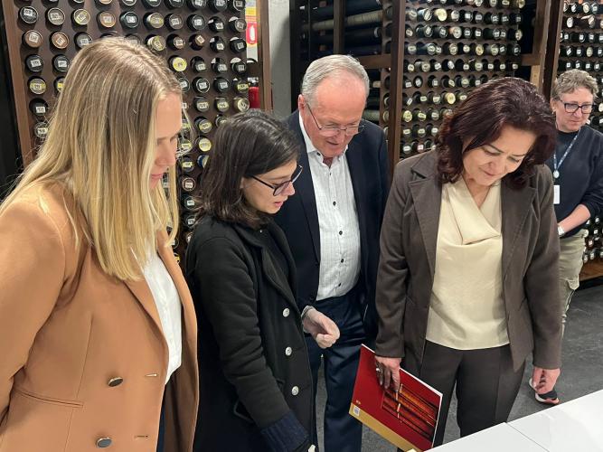 Apresentação realizada na Mapoteca do Arquivo Público, onde são guardados os documentos mais antigos do acervo, feita pela coordenadora da Seção de Documentação Permanente (SDP), historiadora Aline Liz Mariana Ferreira, ao presidente da OCEPAR, José Roberto Ricken, sua esposa Aulicea Goes Ricken, acompanhados pela diretora do Arquivo Público, Kassia Cavalari Basso.