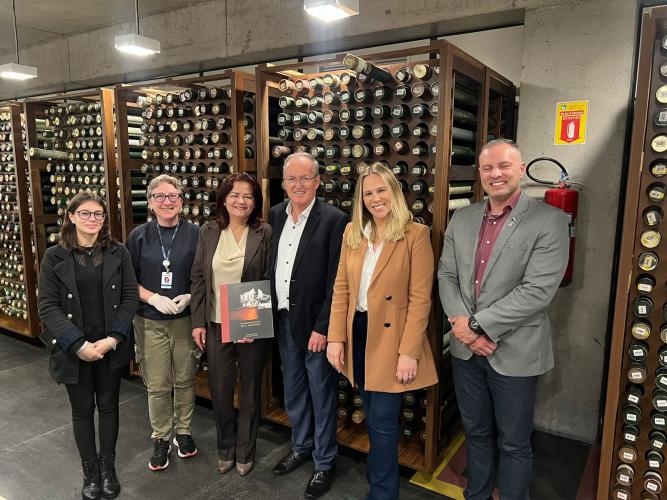 da esquerda para a direita historiadora chefe do setor de pesquisa Aline Liz , bibliotecaria Dora Silvia Hackenberg, José Roberto Ricken Presidente do Sistema Ocepar, Kássia Cavalari Basso Diretora do Arquivo Público do Paraná, Major Rodrigo Sasso, Assessor Militar DEAP/SEAP.