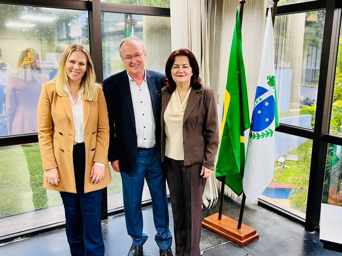 Da esquerda para a direita: Kássia Cavalari Basso (diretora do Arquivo Público do Paraná), José Roberto Ricken (presidente do Sistema Ocepar) e Aulicea Goes Ricken (bibliotecária).