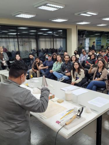 Colaboradora Sabrina Maria da Silva da SPD-Seção de Preservação de Documentos, apresentando os trabalhos realizados em seu setor.