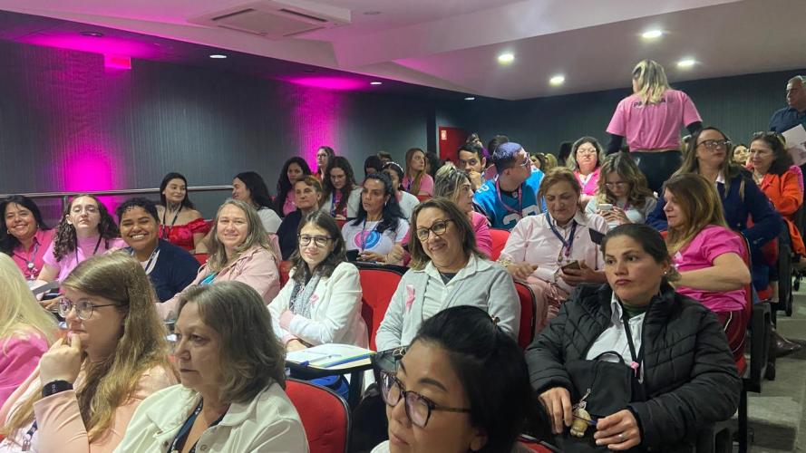 As servidoras do Arquivo Público, reconhecíveis pelas fitas e símbolos da campanha em suas roupas, estão usando predominantemente tons de rosa, uma homenagem ao movimento de conscientização sobre a saúde da mulher.