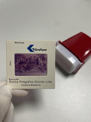 Monóculo fotográfico com um slide da pintura “Chegada de Zacarias de Góes e Vasconcelos”, de Arthur Nísio presente no Fundo Documental PI015 – Cecilia Maria Westphalen.