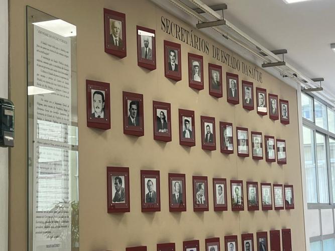 Parede com os retratos de todos os secretários de Saúde do Paraná.