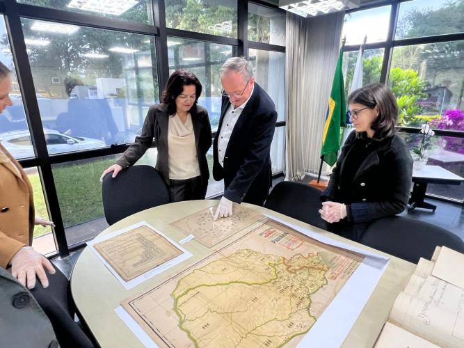 Na foto: o presidente da OCEPAR, José Roberto Ricken, acompanhado de sua esposa Aulicea Goes Ricken, a coordenadora da Seção de Documentação Permanente, Aline Liz Mariana Ferreira, e a diretora do Arquivo Público, Kassia Cavalari Basso.