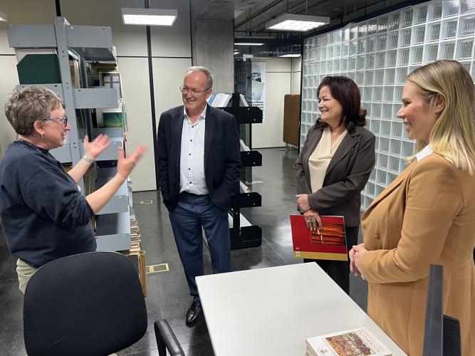 Apresentação realizada pela bibliotecária da Seção de Pesquisa do Arquivo Público ao presidente da OCEPAR, José Roberto Ricken, sua esposa Aulicea Goes Ricken, acompanhada pela diretora do Arquivo Público, Kassia Cavalari Basso.