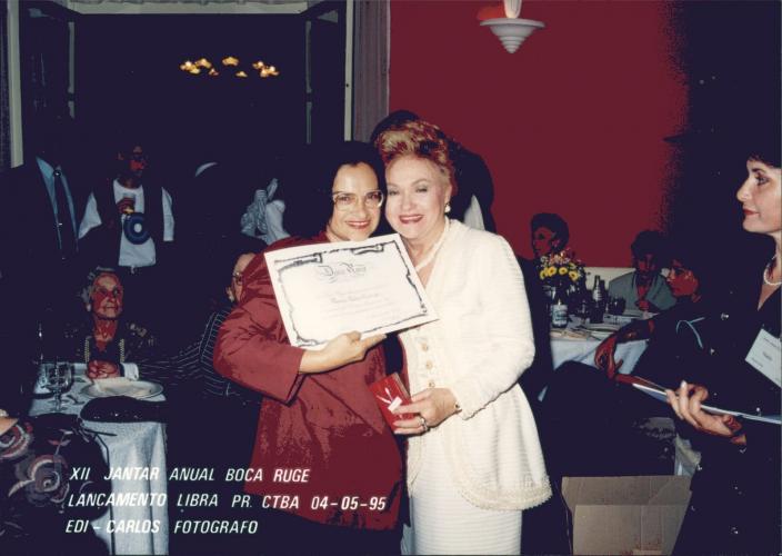 Chloris ao centro, em um encontro literario.