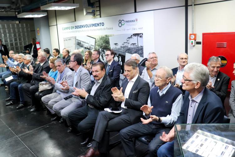 A foto oficial do evento reúne diversas autoridades e líderes estaduais, incluindo secretários, ex-secretários, deputados e representantes do setor agrícola paranaense.