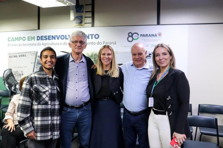 No centro da foto, a Diretora do Arquivo Público, Kassia Cavalari Basso, a sua esquerda, está o Secretário de Administração e Previdência, Claudio Stabile, e, à sua direita, o Secretário da Agricultura e Abastecimento, Natalino Avance de Souza.