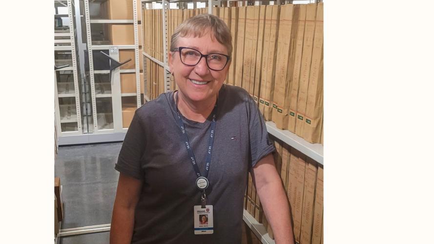 A imagem mostra a servidora Dora Silvia Hackenberg