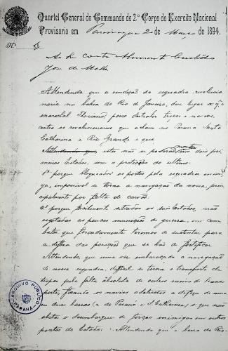 Documento oficial que aborda as ações do 2° Corpo do Exército Nacional durante a Revolução Federalista. Registra as ordens e as dificuldades enfrentadas na campanha, como a falta de munição, e menciona a resistência às hordas rebeldes durante o cerco da Lapa.