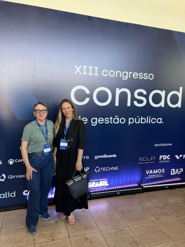 Na foto, a servidora Dora Silvia Hackenberg aparece ao lado da diretora do Arquivo Público, Kássia Cavalari Basso, durante o CONSAD. Esse registro destaca a participação das representantes do Arquivo Público do Paraná no evento, que reúne gestores públicos de todo o país para discutir avanços e melhorias na administração pública.
